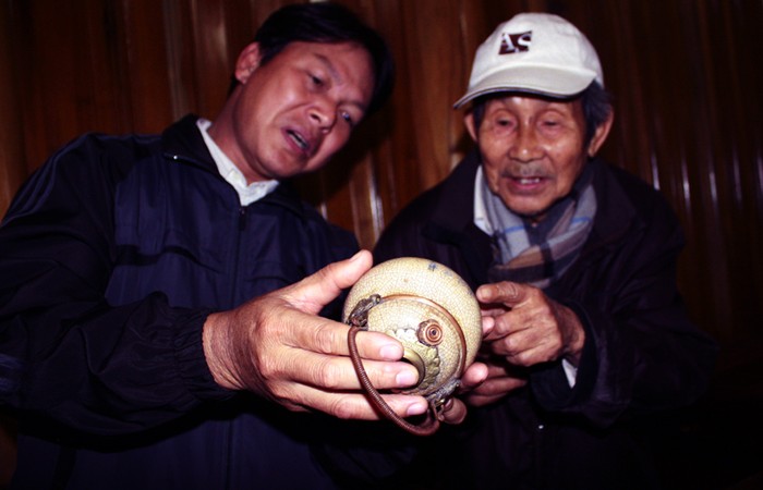 Một chiếc điếu bát cổ quí hiếm khác tại Đông Anh, Hà Nội có chất men sứ rất lạ